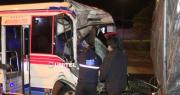 Pasajero queda atrapado entre fierros por choque de un micro con un camión