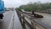 Trópico: cae puente antiguo, el transporte cuestiona y la ABC informa que trabaja en la zona