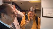 Ministro Zamora posesiona al nuevo gerente de BoA dentro de un avión y frente a los pasajeros