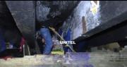 Grupo de motociclistas entra a un canal de drenaje en busca de robados y encuentra focos encendidos