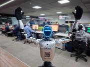 Benji, el famoso robot, visita EL DEBER y se codea con las autoridades