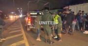 Un motociclista invade carril y muere atropellado con una flota en una carretera de Santa Cruz