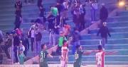 Pelea entre hinchas de Oriente e Independiente en el estadio Patria provoca la demora del partido