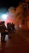 Voraz incendio moviliza a policías y bomberos en una vivienda de la zona San Pedro de Potosí