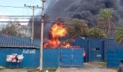 Incendio en empresa del Parque Industrial genera explosiones y una densa humareda