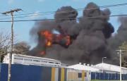 Incendio de gran magnitud arrasa una empresa de pinturas en Santa Cruz