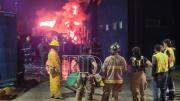 Siete horas no son suficientes para controlar el fuego en fábrica de pinturas y alertan riesgo por humo tóxico