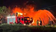 Incendio en fábrica de pinturas continúa tras más de 14 horas de intenso trabajo