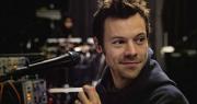 Harry Styles sorprende a una fan al acercarse a su auto para saludarla