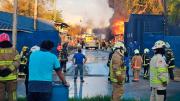 Bomberos controlan el incendio en el Parque Industrial de Santa Cruz