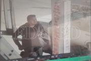 Con un arma apuntó a la cabeza del guardia: cámaras captan al atracador de una entidad financiera