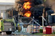 Bomberos controlan incendio industrial en Santa Cruz tras casi 24 horas