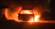 Se incendia vehículo que estaba parqueado en el Plan Tres Mil; presumen falla mecánica
