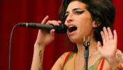 Condenaron al padre de Amy Winehouse a pagar 1,1 millones de euros tras perder una demanda