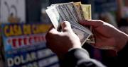 En un mes el dólar oficial subió Bs 2,42 y ya se cotiza en Bs 12,15; la nueva cotización surge un día después del acuerdo con el FMI