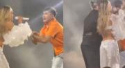 Karol G vuelve a quedar atrapada, pero ahora por un fanático en pleno escenario