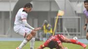 Vinto vs. Guabirá: fuertes vientos derriban valla y golpean a camarógrafo