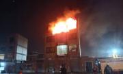 Incendio consume fábrica de confección de zapatos en El Alto