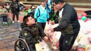 Alcalde de El Alto entrega víveres a personas con discapacidad