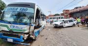 Accidente en Santa Cruz: Choque entre un taxi y un micro deja cuatro heridos