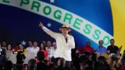 Lula arranca por delante de Flávio Bolsonaro, pero el voto independiente y la fragmentación favorecen un balotaje