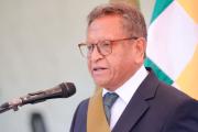 Ministro Oviedo contradice al comandante Sokol: La tarea prioritaria del Gobierno es detener a Evo Morales
