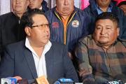 Choferes de El Alto advierten con “tarjeta roja” a Eliser Roca si no consensúa el plan antitrameaje