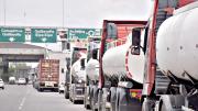 Ante filas por diésel, transportistas amenazan con movilización luego del estado de excepción