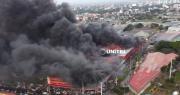 Voraz incendio afecta a la feria Barrio Lindo de Santa Cruz de la Sierra