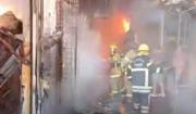 “Todo se está quemando y colapsando”: Comerciantes intentan salvar su mercancía en la feria Barrio Lindo