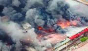 Un voraz incendio consume las casetas del mercado Barrio Lindo en Santa Cruz