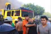 Llanto y desesperación ante el voraz incendio que consume varios puestos en la feria Barrio Lindo