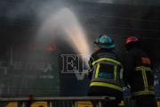 Controlan el avance del fuego en la feria Barrio Lindo: el incendio consumió un 40% del galpón afectado