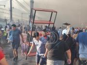 En medio de la humareda y el fuego, comerciantes intentan salvar su mercadería tras incendio en Barrio Lindo