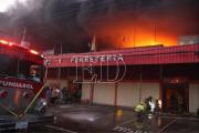 Bomberos combaten voraz incendio en la Feria Barrio Lindo