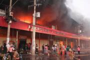 Voraz incendio moviliza a bomberos en la Feria Barrio Lindo de Santa Cruz