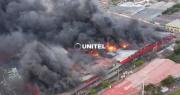Imágenes aéreas reflejan la dimensión del voraz incendio que afecta a la Feria Barrio Lindo