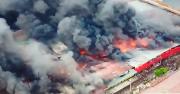 Voraz incendio consume parte de la feria Barrio Lindo en Santa Cruz