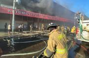 Bomberos combaten intenso incendio que destruye más de un centenar de casetas en la Feria Barrio Lindo