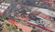 Despliegan helicóptero, bomberos militares y carros cisterna para combatir el incendio en Barrio Lindo