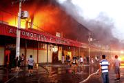 Un incendio de gran magnitud afecta la Feria Barrio Lindo en Santa Cruz