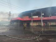 Incendio en Barrio Lindo está contenido al 50%; bomberos alistan remoción y peritajes
