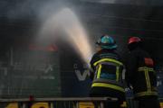 Alcaldía estima otras 15 horas de trabajo para extinguir el incendio en Barrio Lindo