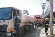La ABT brinda apoyo con carros bomberos y cisternas a las unidades que combaten el incendio en Barrio Lindo