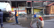 “El fuego está contenido, más no está controlado”: Alcaldía dice que un 70% de la feria de Barrio Lindo está afectada