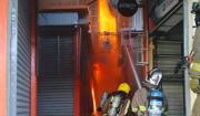 Tras más de 12 horas, bomberos siguen trabajando para sofocar el incendio en la feria Barrio Lindo