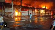 Incendio en Barrio Lindo se reactiva con fuertes explosiones y obliga a reforzar el operativo