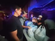 Ministro Justiniano entrega ayuda a bomberos y voluntarios que combaten el incendio en Barrio Lindo