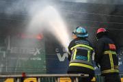 Más de 35 mil litros de agua son destinados para combatir incendio en Mercado Barrio Lindo de Santa Cruz