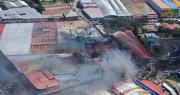 El colapso del techo en algunos sectores complica el trabajo para sofocar el fuego en Barrio Lindo